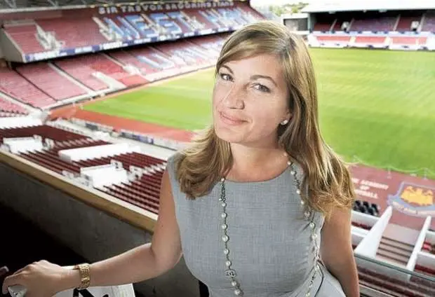 opening-boardroom-door-women