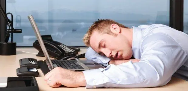 man-asleep-on-desk1-620×300