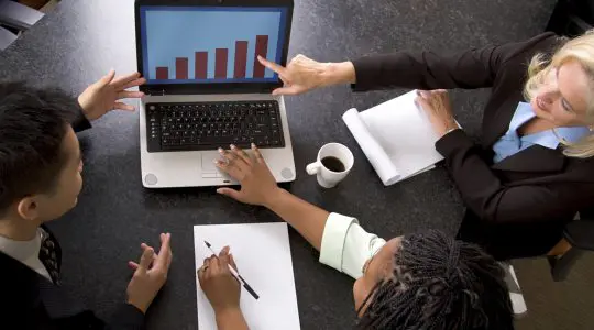 people-meeting-w-laptop