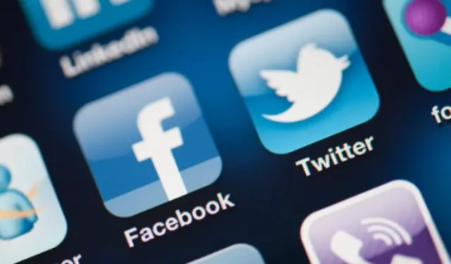 FB-v.-Twitter-IMage-6401