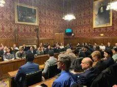 Leaders from the financial services industry have called on the government and regulators to introduce robust legislation to boost market confidence in the use of artificial intelligence (AI).