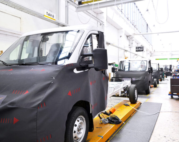 Last month was the best yet for new van sales, despite a semiconductor shortage which has affected the entire automotive industry over the past 12 months and which is expected to affect the industry next year.