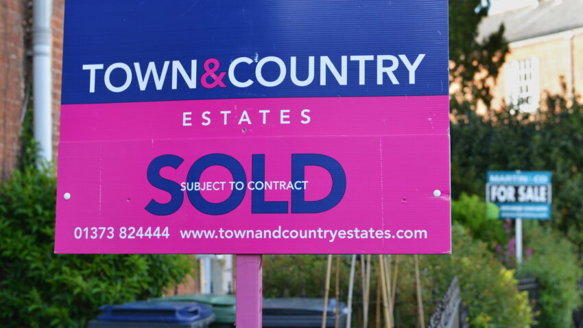 The average price of a UK home has topped £250,000 for the first time, but the proportion of sellers reducing their asking price and the time taken to sell a home have both increased, according to Zoopla’s latest market index.