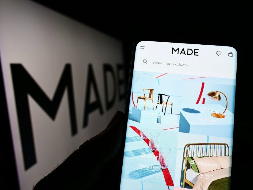 Stuttgart,,Germany,-,07-23-2022:,Person,Holding,Cellphone,With,Website,Of