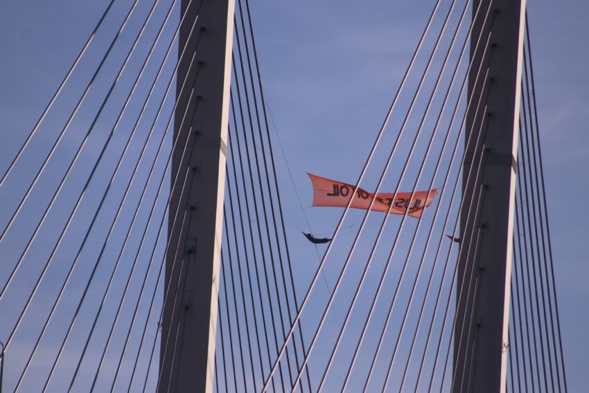 The Just Stop Oil protests that have disrupted the M25 motorway around London over the past four days are to pause, organisers have said, to give the government time to reconsider issuing fresh licences for oil and gas extraction.