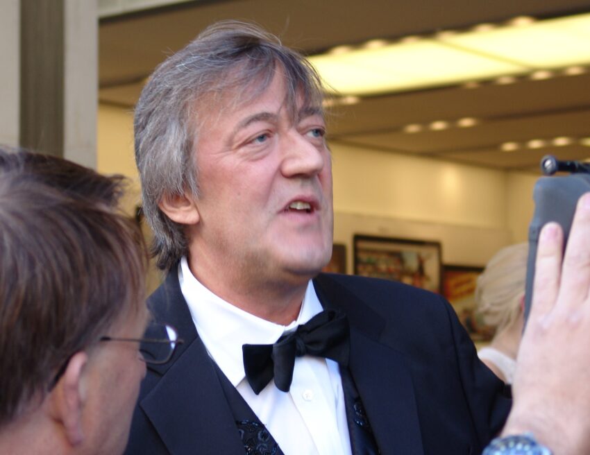 Stephen Fry has deleted his Twitter account as the celebrity exodus from the social network continues under the ownership of Elon Musk.