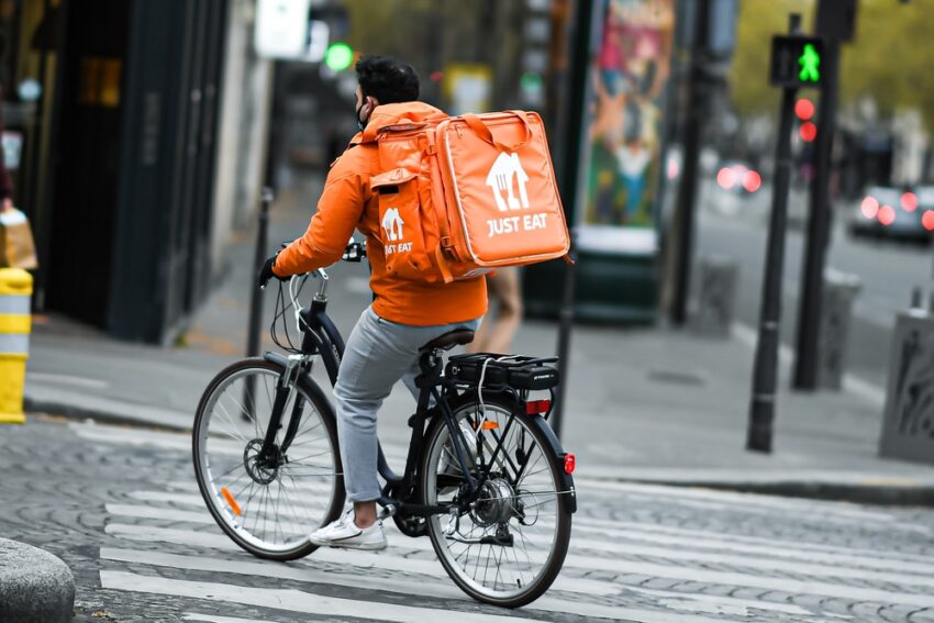 Sainsbury’s has joined the rush to provide almost-instant home shopping by signing a deal with the food delivery app Just Eat to offer the rapid distribution of groceries from 175 stores.