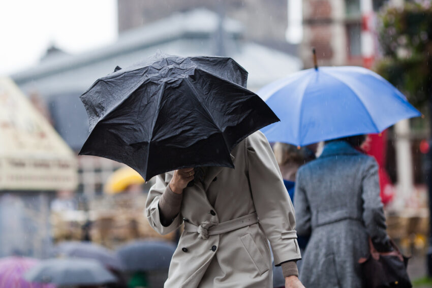 UK retail sales fell by 0.9% between February and March with shops blaming wet weather for fewer shoppers.