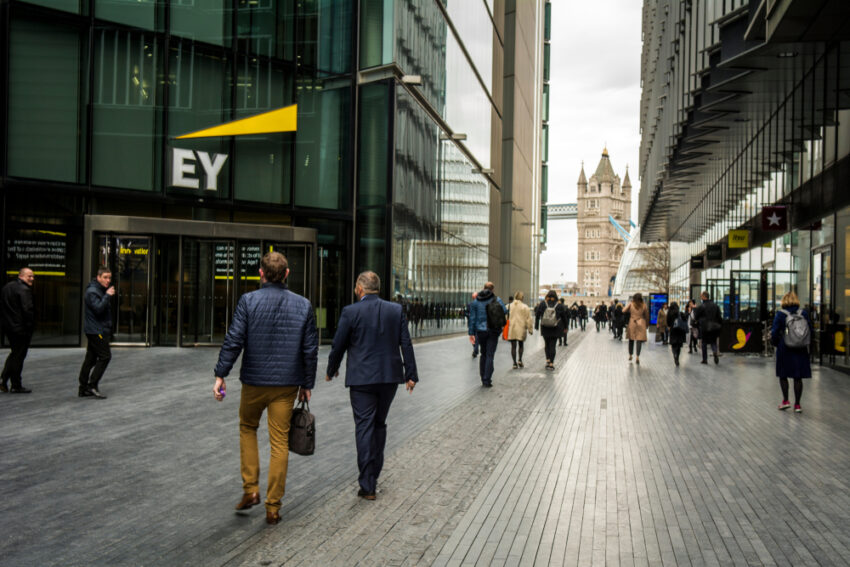 Less than a week after abandoning its plan to split itself into separate audit and consulting businesses, EY has told staff it will cut 3,000 jobs in the United States to eliminate “overcapacity”.