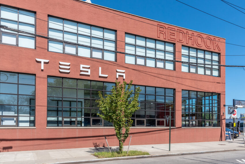 Tesla is close to signing a deal to rent a new warehouse in Milton Keynes to boost sales of its electric cars in Britain.