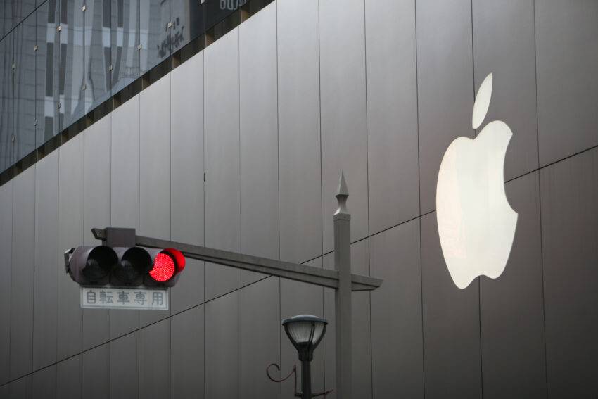 Apple unplugs self-driving electric car project, reports say