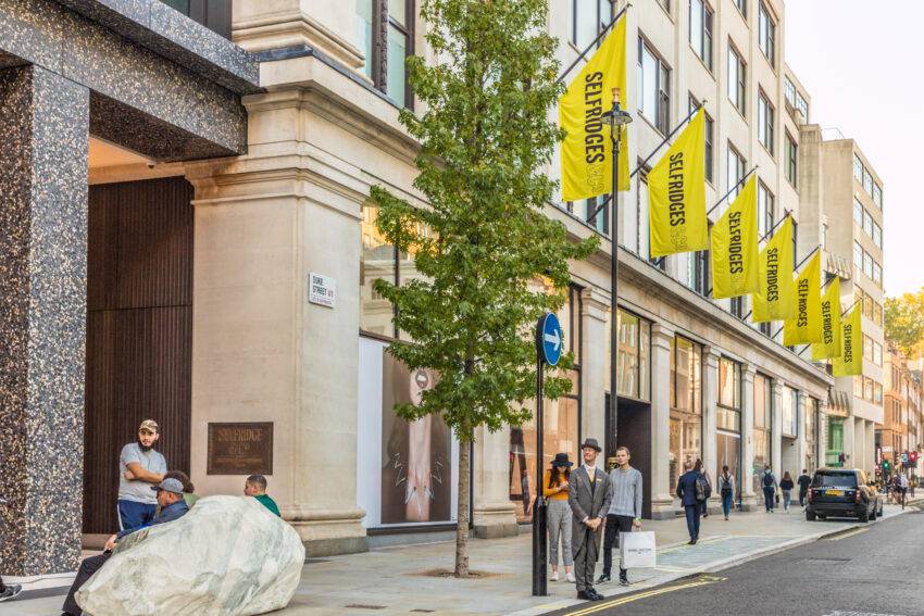 Selfridges is facing new job losses, attributed to the discontinuation of tax-free shopping for tourists and a downturn in luxury spending.