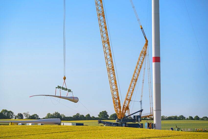 Giant,Crane,Lifting,A,Wind,Turbine,Blade,To,Install,It