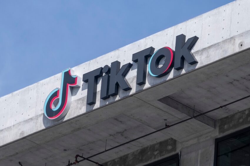 US President Donald Trump has announced a 75-day extension to the deadline for TikTok’s sale or divestment, postponing a potential ban of the social media platform in the United States.