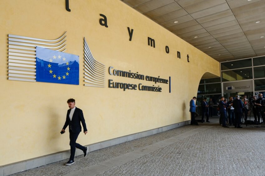 The EU plans a €2 handling fee on online parcels entering the bloc, mainly from China, as part of customs reforms to manage 4.6 billion annual shipments and ensure safety compliance.