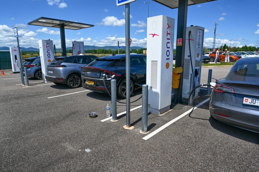 Labour ministers have quietly scrapped a flagship £950 million electric vehicle (EV) charging fund first announced by the Conservatives, redirecting a smaller sum of £400 million toward on-street charge points, primarily in lower-income and underserved areas.